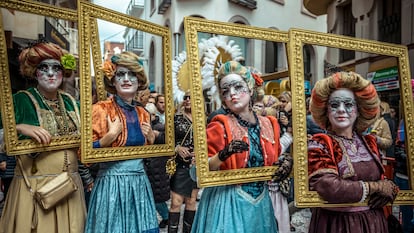 Un grupo de 'Carnestoltes' durante el desfile infantil del carnaval de Sitges.