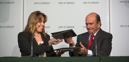 Susana Díaz y Emilio Botín durante la firma del acuerdo de financiación el 15 de enero de 2014.