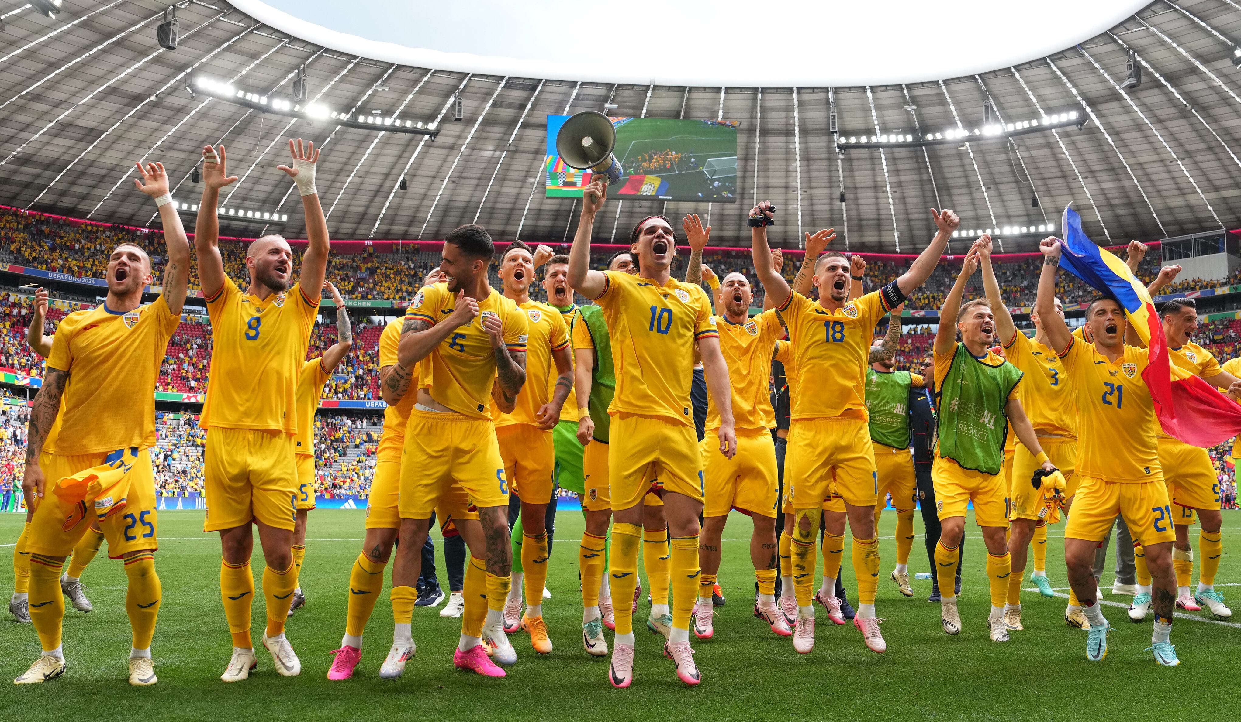 Ianis Hagi, con un megáfono, y el resto de jugadores rumanos, celebran con su afición la victoria ante Ucrania.