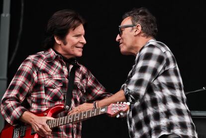 John Fogerty y Bruce Springsteen ayer en el Hard Rock Calling, en Londres.