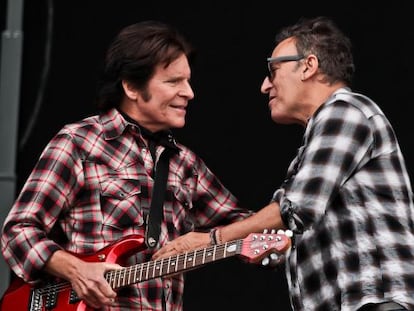 John Fogerty y Bruce Springsteen ayer en el Hard Rock Calling, en Londres.
