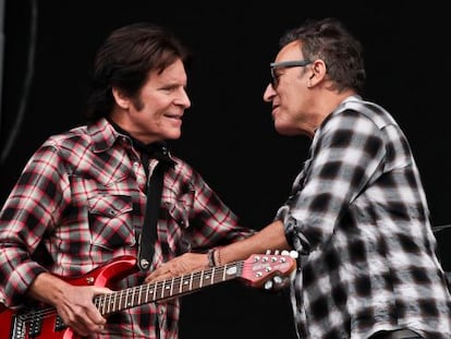 John Fogerty y Bruce Springsteen ayer en el Hard Rock Calling, en Londres.