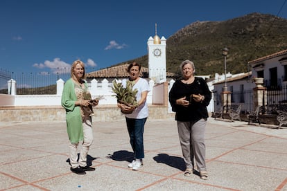 De izquierda a derecha, Teresa Arias, Pepa Amaya y María Jesús Fernández, en Benamahoma, en la Sierra de Cádiz.