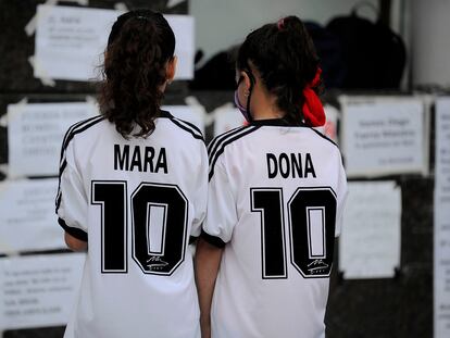 Dos niñas frente a la clínica en donde Maradona fue operado de un edema cerebral, a inicios de noviembre.