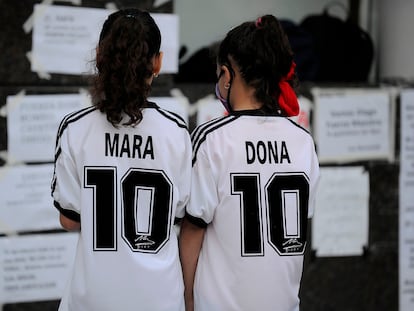 Dos niñas frente a la clínica en donde Maradona fue operado de un edema cerebral, a inicios de noviembre.