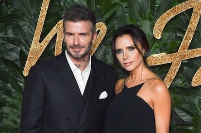 Victoria y David Beckham. Como contábamos recientemente en este artículo, la infidelidad del futbolista inglés con su asistente, Rebecca Loos, estuvo a punto de arruinar su matrimonio con la Spice Girl y poner fin a su rentable imperio empresarial. El escándalo recorrió los tabloides ingleses –y los de medio mundo–, sobre todo, después de que Loos hiciese públicos los mensajes sexuales que intercambiaba con el futbolista. A pesar de que varias mujeres más se animaron a hablar de sus supuestas aventuras con el deportista, el matrimonio logró sobrevivir, en parte, gracias a la intervención del padre de Victoria, que no permitió que la sangre llegara al río.