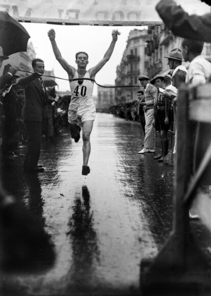 El Rochet, primer ganador de la 'Volta a Peu' de Valencia, al llegar a meta en 1924.