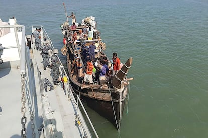 Refugiados rohingyas, en un bote el 2 de mayo, cerca de la costa de Cox's Bazar.