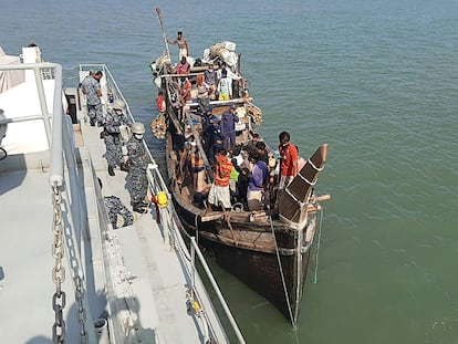 Refugiados rohingyas, en un bote el 2 de mayo, cerca de la costa de Cox's Bazar.