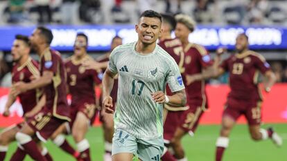 Orbelín Pineda, futbolista de la selección mexicana, se lamenta tras fallar el penalti ante Venezuela, este miércoles en la Copa América.