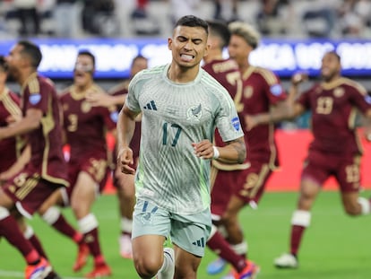 Orbelín Pineda, futbolista de la selección mexicana, se lamenta tras fallar el penalti ante Venezuela, este miércoles en la Copa América.