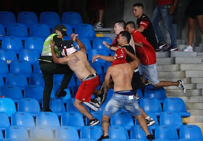 Aficionados del América agreden a un policía durante unos disturbios en el partido de vuelta de la final de Copa Colombia entre América y Atlético Nacional