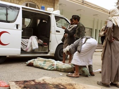 Un hombre traslada el cuerpo de una v&iacute;ctima de un bombardeo en Yemen.