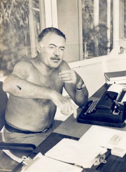 Ernest Hemingway ante su máquina de escribir en su finca cubana.