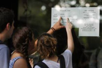 Unos estudiantes comprueban el aula asignada en la universidad. EFE/Archivo