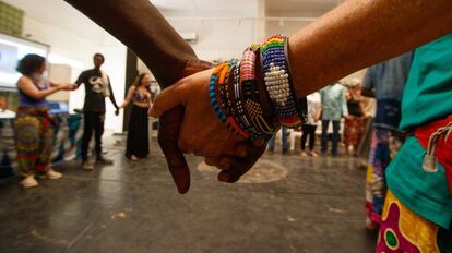 Partipantes en el festival Ci la bokk bailan danzas tradicionales canarias en Dakar.