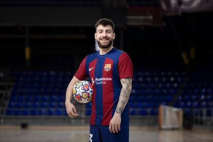 Catela posa en el Palau Blaugrana antes de partir hacia la Final Four de fútbol sala.