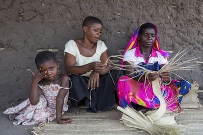 Tanzania. Fatuma (en el centro), quien perdio a su bebé poco después del parto, posa junto a otros miembros de su familia. La mortalidad infantil en el país es muy elevada: 26 de cada mil nacidos muere en el pirmer día de vida.