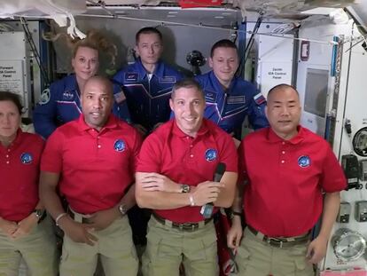 De izquierda a derecha, Shannon Walker, Victor Glover, Mike Hopkins y Soichi Noguchi, con la tripulación de la Estación Espacial Internacional.
