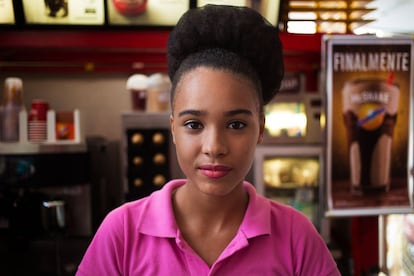 “Há uma enorme pressão sobre as mulheres de todo o mundo para que tenham um determinado aspecto. Do contrário, sofrem muita discriminação. Percebi que um projeto sobre suas lutas e sonhos feito com honestidade era muito necessário neste momento.” Na imagem: Uma jovem de Salvador (Brasil) posa para a fotógrafa.