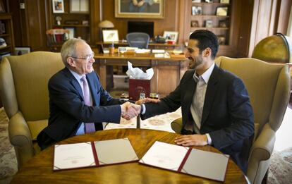 Hassan Jameel junto a Rafael Reif, presidente del Massachusetts Institute of Technology (MIT).