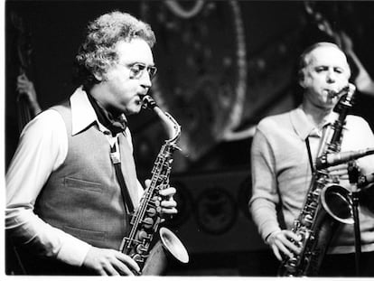 Lee Konitz (izquierda), con Warne Marsh en una actuación de 1950.