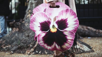 El bolso más llamativo del 'street style'

Imposible pasar desapercibida con un bolso-flor de tamaño sobrenatural. Quizá la imagen más potente (y, sin duda, el accesorio más arriesgado) que nos deja esta edición.