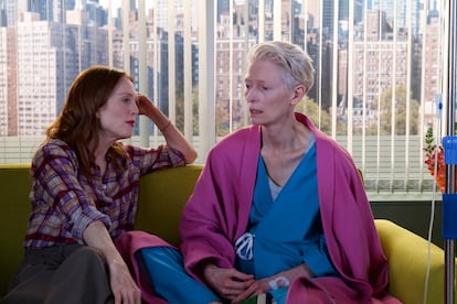 Ingrid (Julianne Moore) acompaña a Martha (Tilda Swinton) durante su estancia en el hospital.