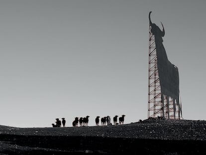 Paisaje de carretera, Ciudad Real. Imagen de interior del libro ‘España, retrato de un país’, publicado por ediciones La Fábrica y Turespaña en el marco de PHotoEspaña 2023.