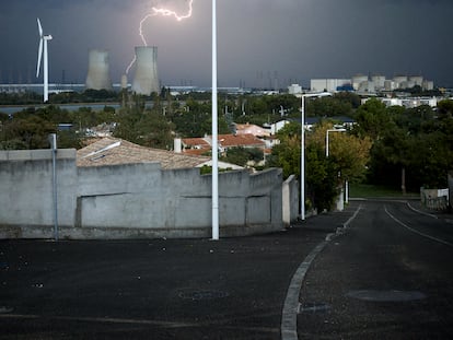 Un rayo cae cerca de las torres de la central de Tricastin, en el sudeste francés. La localidad de Bollène Écluse se encuentra a unos pocos cientos de metros del complejo.