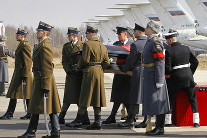 La guardia de honor polaca carga el féretro del falelcido presidente Lech Kaczynski en una ceremonia en el aeropuerto de Smolensk