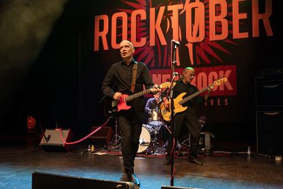 Wilko Johnson actuando con su banda en Londres, el 18 de octubre pasado, en un de sus últimos conciertos.