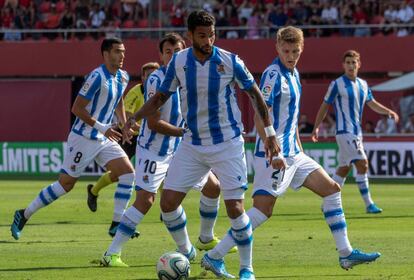 Willian José controla el balón ante la mirada de Odegaard.