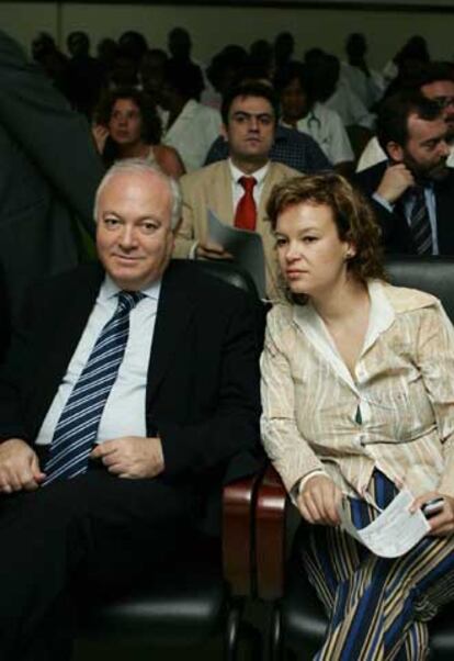 El ministro de Exteriores, Miguel Ángel Moratinos, y la secretaria de Estado de Cooperación, Leire Pajín, en un hospital pediátrico de Luanda.