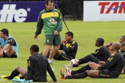 Dunga charla con los jugadores de Brasil durante un entrenamiento.