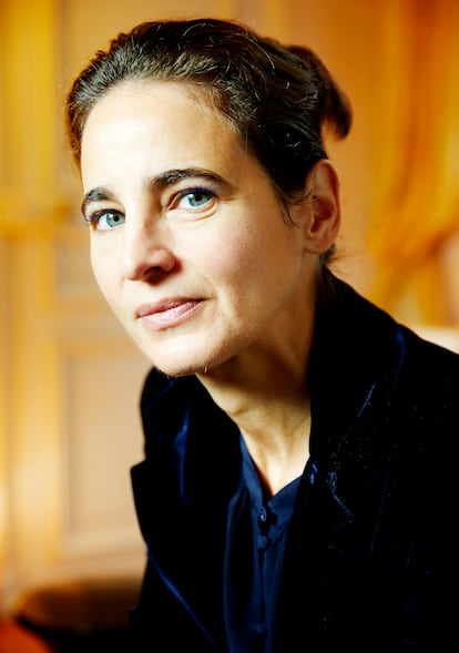 Laurence Debray, escritora, autora de 'Mi rey caído', el libro biográfico del emérito, fotografiada en casa en París en enero de 2022. 