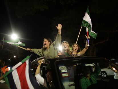 Simpatizantes de partidos políticos de Costa Rica celebran tras el cierre de mesas en las elecciones presidenciales el domingo
