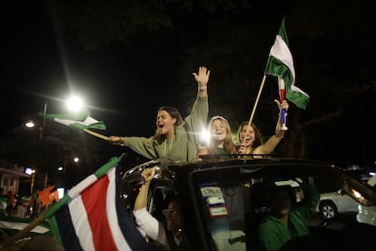 Simpatizantes de partidos políticos de Costa Rica celebran tras el cierre de mesas en las elecciones presidenciales el domingo