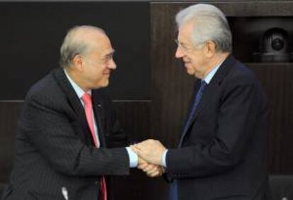 El secretario general de la Organización para la Cooperación y el Desarrollo Económico (OCDE), el mexicano Ángel Gurría (i), y el primer ministro italiano, Mario Monti. EFE/Archivo