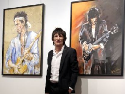 Ron Wood, bajo su autorretrato y un óleo de Keith Richards.