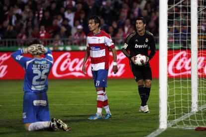 Los jugadores del Granada se lamentan al marcarse un gol en propia meta en el descuento.