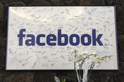Placa con la firma de los primeros 200 empleados de Facebook en la sede de la empresa en Palo Alto, California.