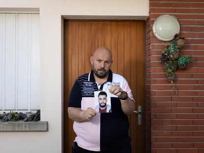 Amine Bouchenak, en su casa de Toulouse (Francia), sostiene la foto de su cuñado desaparecido en una patera con destino a España.