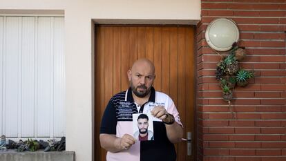 Amine Bouchenak, en su casa de Toulouse (Francia), sostiene la foto de su cuñado desaparecido en una patera con destino a España.