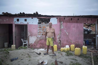 Eduardo Gordillo, 81 anos. Passou o terremoto em sua casa e, apesar de ter visto vários edifícios caírem, diz que não tem medo. “A pessoa que joga xadrez tem nervos calejados”, conta, fazendo também um apelo para que o Equador se mantenha unido.