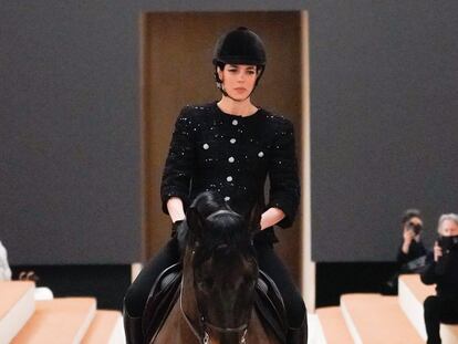 Carlota Casiraghi emociona en Chanel montada a caballo