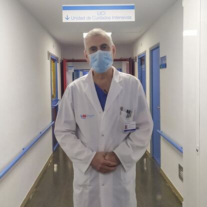 Alfonso Canabal, médico especialista en medicina intensiva. Responsable de la UCI del Hospital de La Princesa, Madrid. El doctor Canabal, responsable de la UCI del hospital universitario de La Princesa de Madrid, dice: “Tenemos una importante sobrecarga. Estamos haciendo todo lo posible. Todo el mundo está colaborando muchas veces por encima de sus posibilidades. Estamos bien equipados, aunque cualquier ayuda será bienvenida. Nos hemos coordinado todos los médicos de UVI de Madrid, que somos muchos, para ayudarnos unos a otros en las necesidades que podamos tener, tanto de camas como de máquinas de ventilación asistida. No os vamos a dejar abandonados. Saldremos adelante”.