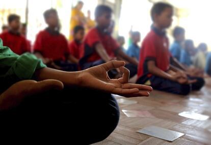 Escolares practican yoga en Bangalore (India).