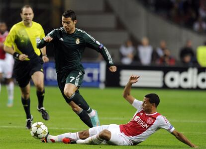 Ricardo van Rhijn intenta robar el balón a Cristiano Ronaldo.