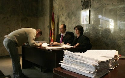 A new Spanish citizen taking the oath.